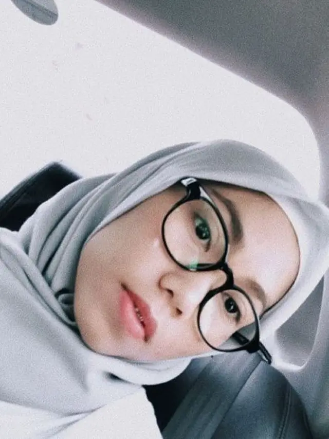 [Bintang] Gaya Imut Defia Rosmaniar