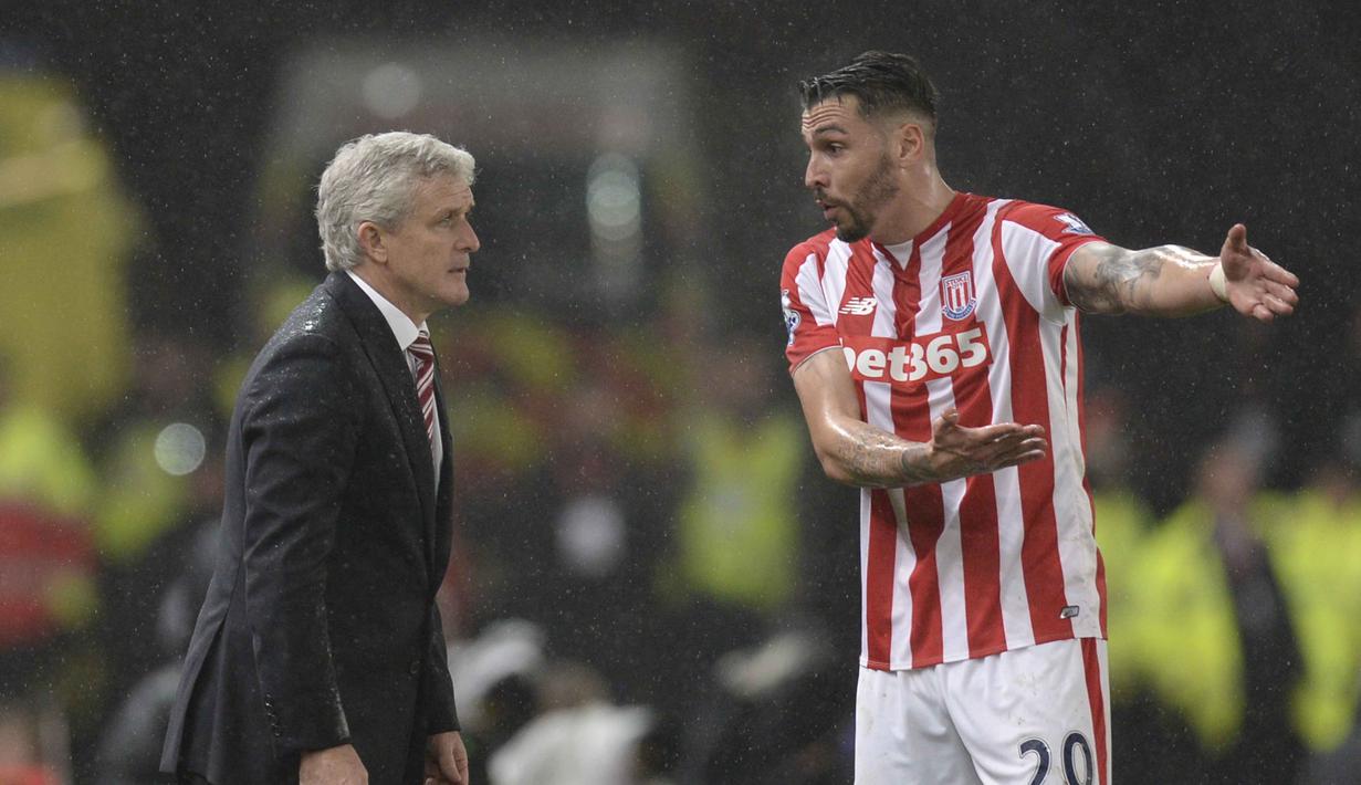 Pemain Stoke, City Geoff Cameron (kanan) berdiskusi dengan pelatih Stoke City, Mark Hughes  Pada Leg pertama semi-final Piala Liga Inggris di Stadion Britannia, Stoke-on-Trent, Inggris, Rabu (06/01/2016) dini hari WIB. (AFP Photo/Oli Scarff)