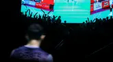 Para penonton memberikan dukungan kepada pebulu tangkis tunggal putra Indonesia, Jonatan Chirstie dalam laga semifinal Indonesia Open 2026 melawan wakil Thailand, Panitchaphon Teeraratsakul di Istora Senayan, Jakarta, Sabtu (06/06/2026). (Bola.com/Bagaskara Lazuardi)