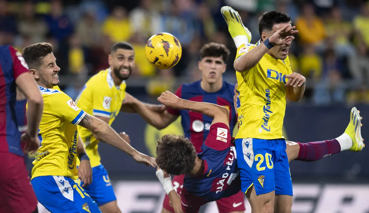 Pemain Barcelona, Joao Felix, melepaskan tendangan saat melawan cadiz pada laga pekan ke-31 La Liga 2023/2024, di Stadion Nuevo Mirandilla, Minggu (14/4/2024). Pemain asal Portugal itu mencetak gol satu-satunya di laga tersebut. (AFP/Jorge Guerrero)