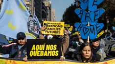 Salah satu pengunjuk rasa memegang papan bertuliskan dalam bahasa Spanyol “Kami akan tetap di sini”, saat para imigran dan aktivis berpartisipasi dalam aksi unjuk rasa pada 9 November 2024 di New York City, Amerika Serikat. (Stephanie Keith/Getty Images North America/Getty Images via AFP)