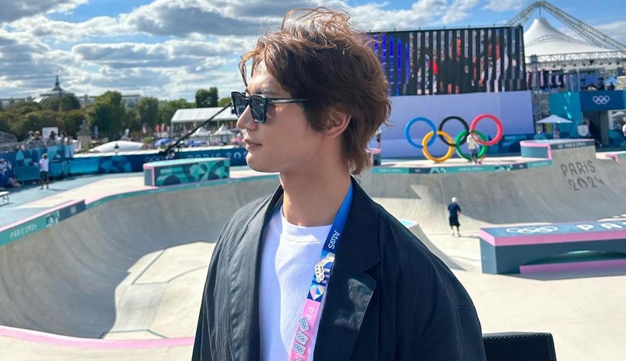 Selain membuat postingan melalui feed Instagram, Minho juga aktif mengupdate Instagram Stories-nya saat menonton banyak pertandingan di Olimpiade. Salah satunya saat menonton cabang olahraga Lompat Tinggi dan Skateboard. Pria berusia 32 tahun itu tampak stay cool di bawah terik matahari. (Liputan6.com/IG/@choiminho_1209)