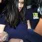 Jessica Kumala Wongso saat di gelandang petugas Polda Metro Jaya ke ruang tahanan, Sabtu (30/1). Jessica ditetapkan sebagai tersangka dan akan ditahan selama 20 hari untuk jalani pemeriksaan lanjut kasus kopi sianida. (Liputan6.com/JohanTallo)