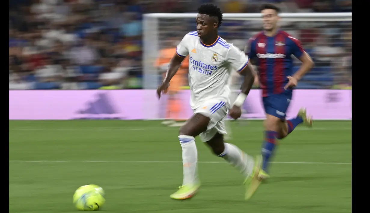 Vinicius juga tercatat mengirim dua operan kunci, sekali melakukan dribble sukses, dan empat kali memenangi duel dengan pemain lawan. (AFP/Javier Soriano)