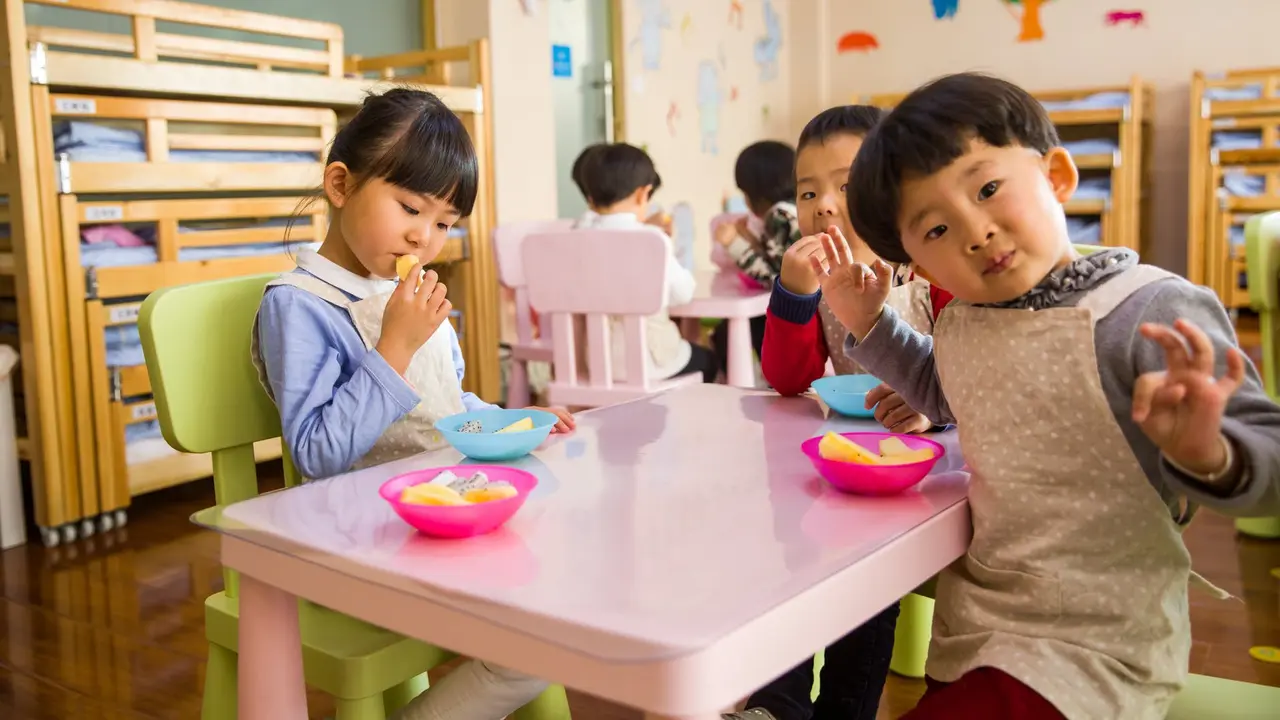 Cara tepat perkenalkan makanan sehat dan seimbang pada anak