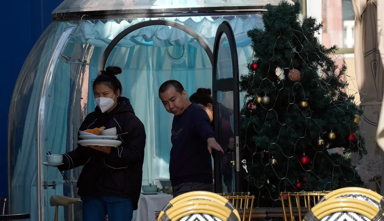 Seorang pekerja membersihkan piring di sebuah restoran di Beijing, China, 27 Desember 2022. Perusahaan menyambut baik keputusan China untuk mengakhiri karantina bagi pelancong dari luar negeri sebagai langkah penting untuk menghidupkan kembali aktivitas bisnis yang merosot, sementara Jepang mengumumkan pembatasan pengunjung saat infeksi melonjak. (AP Photo/Ng Han Guan)