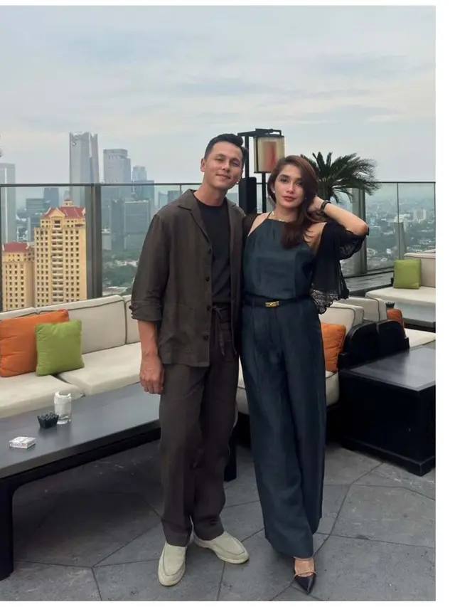 6 Potret Perayaan Ultah Ussy Sulistiawaty ke-45, Intimate Bersama Keluarga