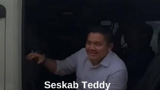 Momen Seskab Teddy Ditinggal Rombongan Prabowo Usai Tinjau Korban di Aceh Tamiang