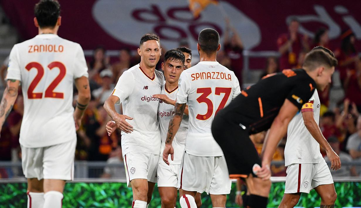 AS Roma menjalani laga terakhirnya dalam rangkaian pramusim 2022/2023 dengan hasil memuaskan saat menang telak 5-0 atas Shakhtar Donetsk di Olimpico Stadium, Roma, Senin (8/8/2022) dini hari WIB. Rekrutan anyar asal Juventus, Paulo Dybala memiliki peran sentral dalam laga tersebut. (AFP/Isabella Bonotto)