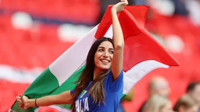 Foto Piala Eropa: Potret Fans Cantik di Semifinal Euro 2020 yang Sayang untuk Dilewati