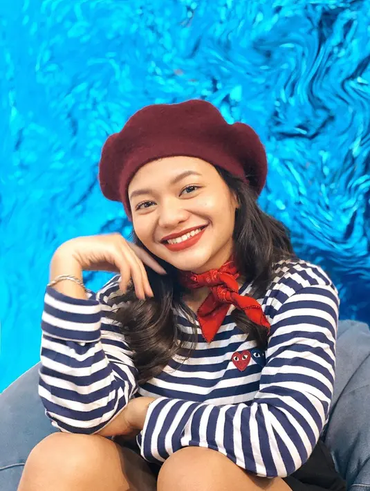 "Bahkan ke meja bedah aja nggak pernah gitu. untuk jahit-jahit apa, jangan sampai deh. Karena takut aja barang asing masuk ke dalam muka gitu. Jadi untuk filler, tarik benang, nggak. Cuma perawatan facial, gitu-gitu kali yak," terang perempuan 19 tahun itu. (Instagram/amelcarla)