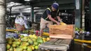 Beberapa pedagang masih berupaya menyelamatkan dagangan yang tersisa dari amukan si jago merah. Tampak dalam foto, pedagang berupaya menyelamatkan sisa dagangannya setelah api yang membakar Pasar Induk Kramat Jati Jakarta berhasil dipadamkan pada Senin (15/12/2025). (merdeka.com/magang/Rendi Saputra)
