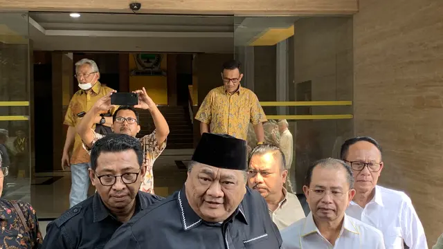 Anggota Dewan Pakar Partai Golkar Ridwan Hisjam usai menghadiri sidang Dewan Etik Partai Golkar terkait isu Musyawarah Luar Biasa (Munaslub).