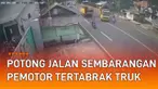 Sebuah insiden kecelakaan mengerikan dialami oleh seorang pemotor dan sebuah truk di tengah jalan.