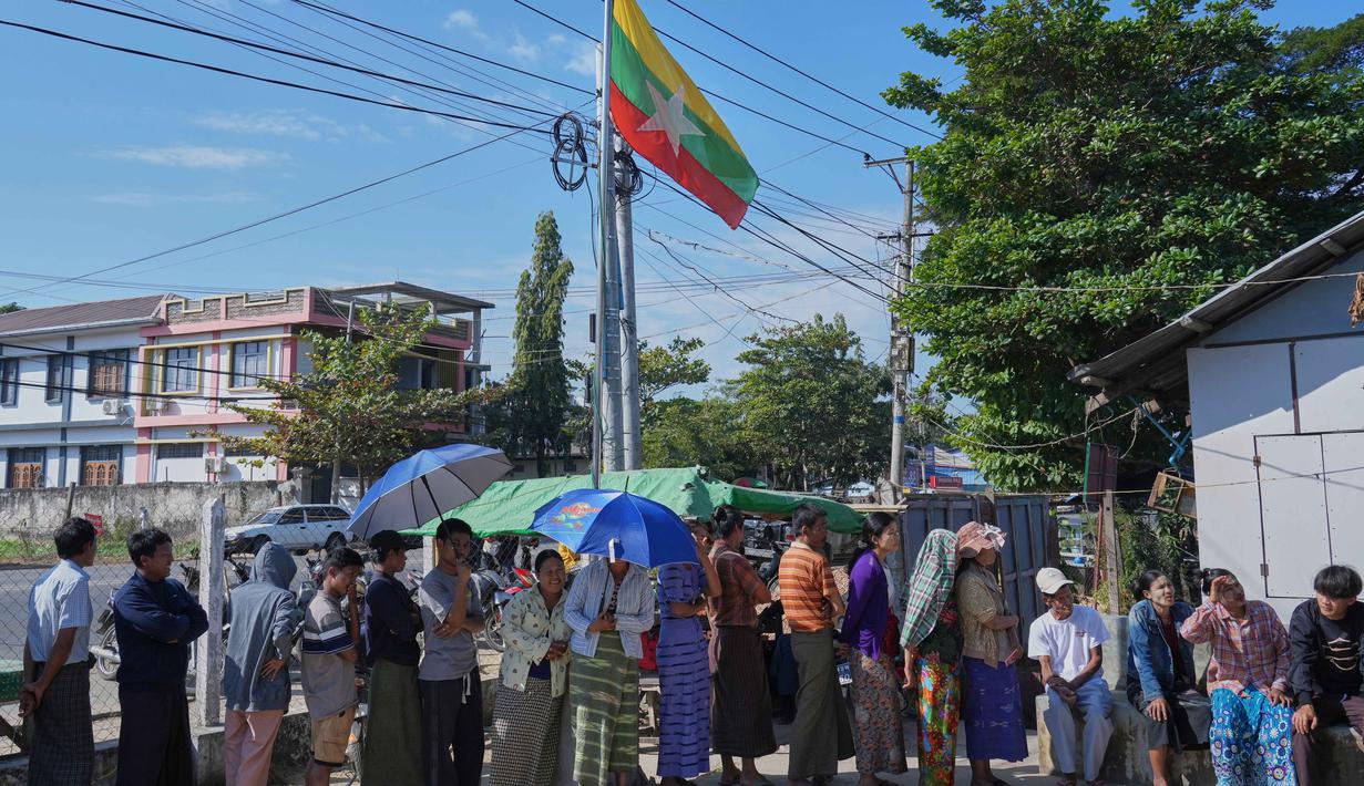 Sejak pagi hari waktu setempat, berbondong-bondong, warga Myanmar mendatangi tempat pemungutan suara. Tampak dalam foto, para pemilih mengantre untuk memberikan suara mereka di tempat pemungutan suara di Naypyitaw, Myanmar, Minggu, 28 Desember 2025. (AP Photo/Aung Shine Oo)
