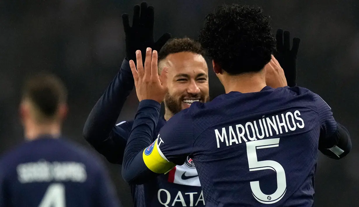 Pemain Paris Saint-Germain (PSG) Marquinhos (depan) merayakan dengan rekan setimnya Neymar usai mencetak gol ke gawang Strasbourg pada pertandingan sepak bola Liga Prancis di Parc des Princes, Paris, Prancis, 28 Desember 2022. PSG mengalahkan Strasbourg dengan skor 2-1. (AP Photo/Thibault Camus)