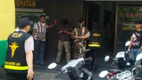 Prajurit Kopassus yang tumbang saat apel di Polda Metro Jaya mendapat perawatan medis. (Audrey Santoso/Lipuutan6.com)