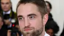 Ternyata seorang Robert Pattinson tak hanya terkenal sebagai seorang aktor, tetapi juga seorang pria yang aktif di dunia  sosial, dengan Go Campaign yang menolong anak-anak di daerah terpencil. (AFP/Bintang.com)