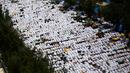 Ribuan jemaah haji melakukan sujud saat salat zuhur di luar masjid Namirah di Kota Arafah, Arab Saudi (31/8). Menurut hikayat setempat, masjid ini merupakan salah satu saksi pertama kali Rasulullah melaksanakan ibadah haji. (AP Photo / Khalil Hamra)
