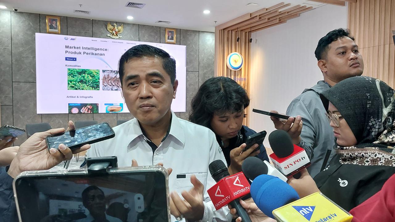 Direktur Jenderal Penguatan Daya Saing Produk Kelautan dan Perikanan KKP Budi Sulistiyo berbicara mengenai menu Makan Bergizi Gratis di Kantor KKP, Jakarta, Senin (11/11/2024). (Arief/Liputan6.com)