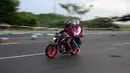 Pemudik melintasi Jalur Pantura, Cirebon, Jawa Barat, Rabu (21/6). H-4 lebaran Jalur Pantura masih sepi dan diperkirakan puncak arus mudik akan terjadi pada Kamis - Jumat (H-3/-2 Lebaran) (Liputan6.com/Johan Tallo)