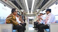 Menteri Perhubungan Budi Karya Sumadi mendampingi Presiden Jokowi meninjau LRT Jabodebek. (Dok. Kemenhub)