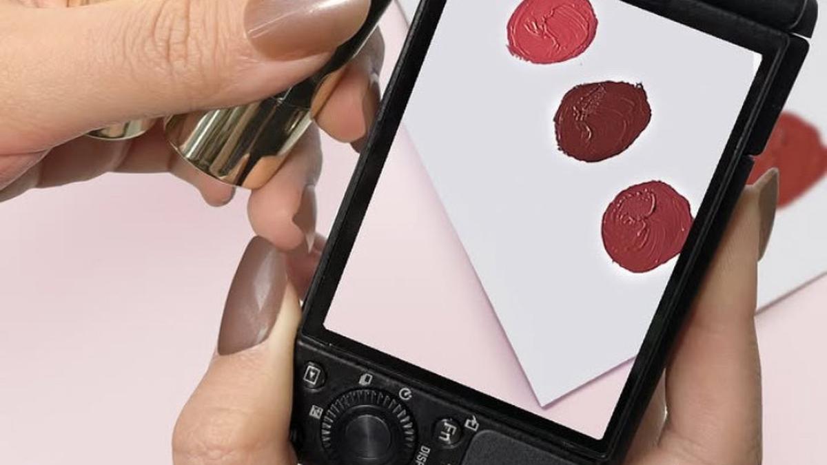 Di Tengah Mobilitas Tinggi, Blush Stick Jadi Solusi Praktis untuk Rona Pipi Instan