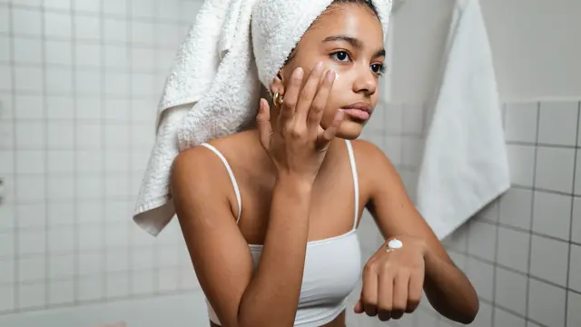 Mengaplikasikan Skincare