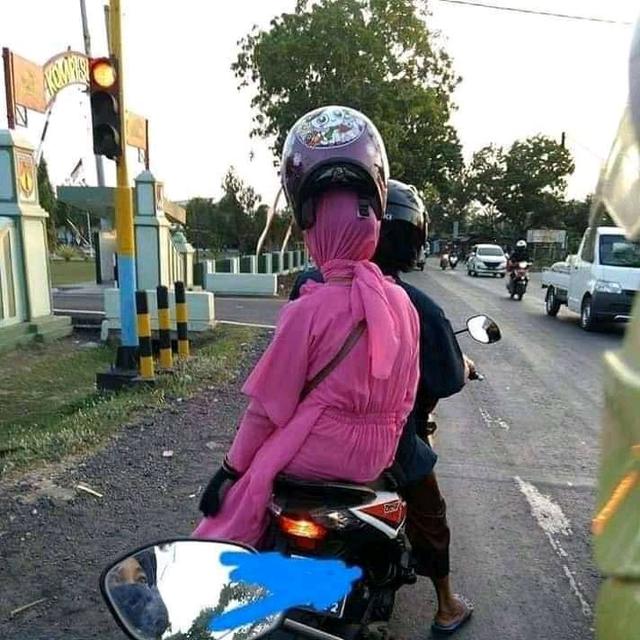6 Drama Cewek Saat Naik Motor Ini Banyak Tingkah, Ada-Ada Saja