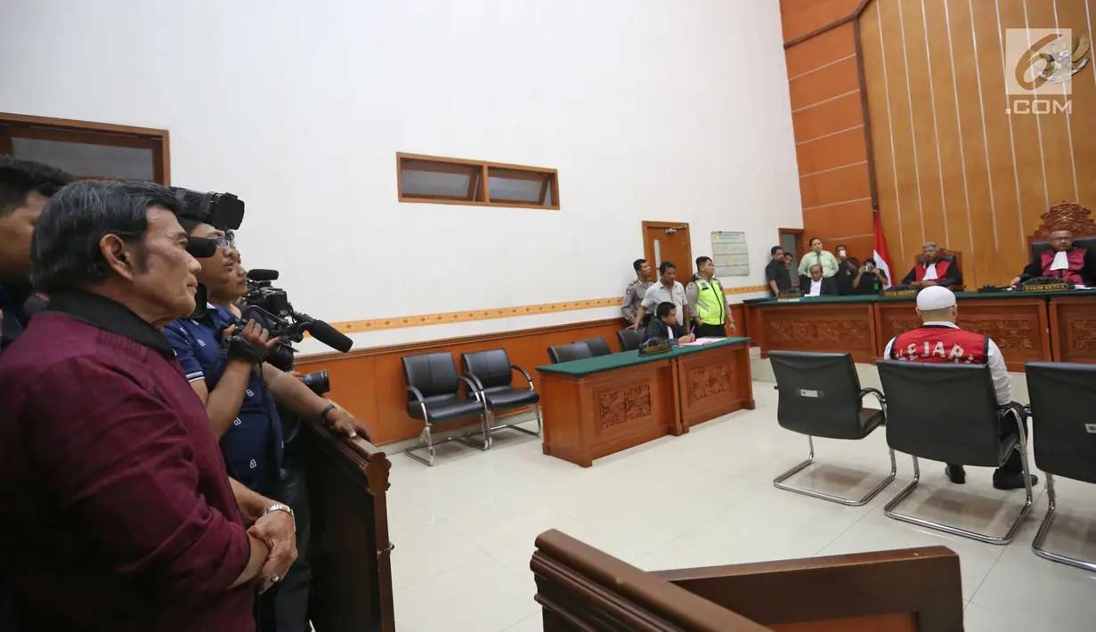 Suasana sidang putusan perkara penyalahgunaan narkoba terdakwa Ridho Rhoma di Pengadilan Negeri Jakarta Barat, Selasa (19/9). Ridho Rhoma divonis 10 bulan penjara dipotong masa tahanan dan menjalankan Rehabilitasi di RSKO. (Liputan6.com/Herman Zakharia)