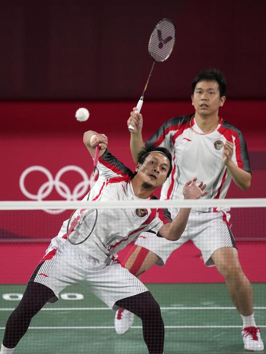 Pebulu tangkis Indonesia Mohammad Ahsan / Hendra Setiawan saat melawan pebulu tangkis Taiwan Lee Yang/Wang Chi-Lin pada pertandingan semifinal bulu tangkis ganda putra Olimpiade Tokyo 2020 di Tokyo, Jepang, Jumat (30/7/2021). Hendra / Ahsan kalah. (AP Photo/Dita Alangkara)
