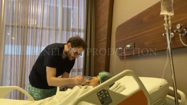 6 Potret Cinta Penelope Terbaring di Rumah Sakit Usai Jalani Operasi di Turki