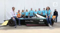 Mekanik berpose usai mengeluarkan mobil balap listrik Formula E Gen3 di area paddock Jakarta International E-Prix Circuit (JIEC) kawasan Ancol, Jakarta (31/5/2023). Balap mobil listrik Jakarta E-Prix 2023 akan menggunakan mobil Formula E Gen3 yang memiliki tenaga 600 hp. (Liputan6.com/Herman Zakharia)