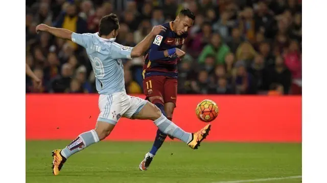 Video aksi Neymar striker Barcelona saat mengelabui pemain Celta Vigo menggunakan teknik tinggi memakai bagian tumit belakang kakinya pada Minggu (14/2/2016).