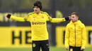 Pemain Borussia Dortmund, Nico Schulz, saat latihan jelang laga Liga Champions 2019 di Dortmund, Senin (4/11). Borussia Dortmund akan berhadapan dengan Inter Milan. (AP/Martin Meissner)