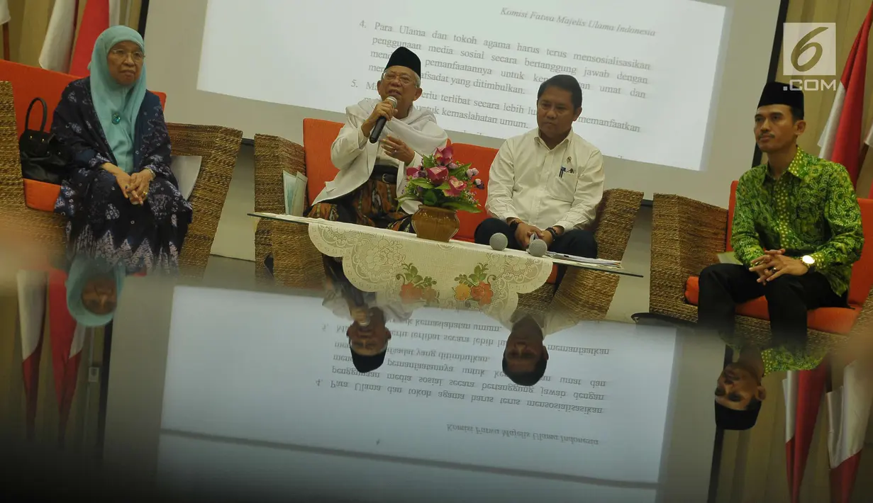 KH. Ma'aruf Amin (kedua kiri) memberikan keterangan pers terkait fatwa MUI MUI tentang Hukum dan Pedoman Bermuamalah Melalui Medsos, Jakarta, Senin (5/6). (Liputan6.com/Helmi Afandi)