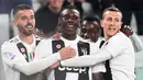 Para pemain Juventus merayakan gol yang dicetak Moise Kean ke gawang Udinese pada laga Serie A di Stadion Allianz, Turin, Jumat (8/3). Juventus menang 4-1 atas Udinese. (AFP/Miguel Medina)