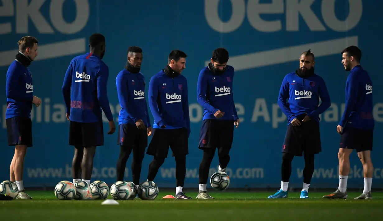 Para pemain Barcelona menghadiri sesi latihan di Joan Gamper Sports City di Sant Joan Despi (17/12/2019). Barcelona akan bertanding melawan Real Madrid dalam laga El Clasico di Camp Nou. (AFP/Lluis Gene)