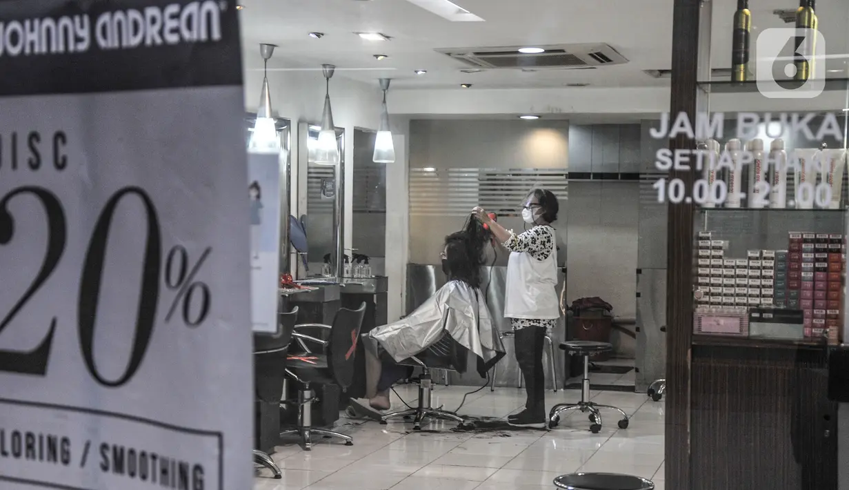 Aktivitas sebuah salon yang berada di dalam ITC Cempaka Mas, Jakarta, Rabu (4/8/2021). Selain pembatasan pengunjung dan pemberlakuan wajib vaksin, pengelola ITC Cempaka Mas juga membatasi maksimal 3 orang yang menjaga toko. (merdeka.com/Iqbal S Nugroho)