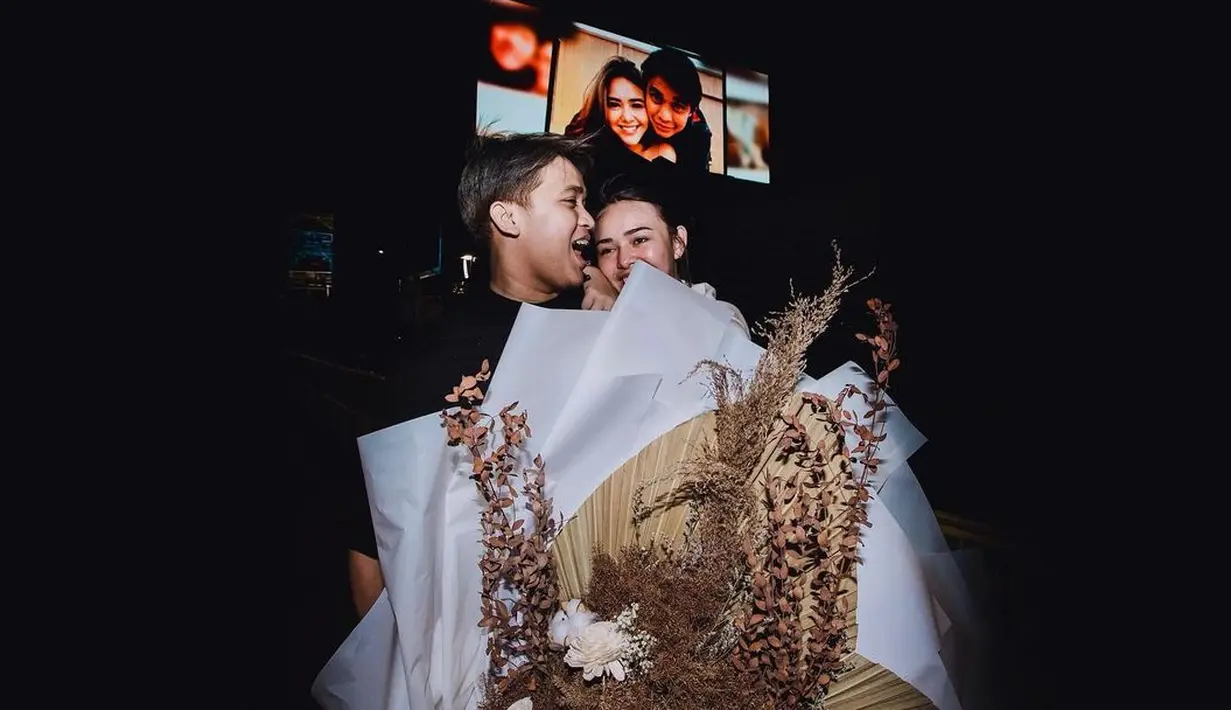 "Alhamdulillah gue dikelilingi orang-orang baik, pasangan baik, diberikan kesehatan, rezeki luar biasa, itu aja yang spesial, hadiah itu bonus," pungkas Billy. (Instagram/bilsky16)