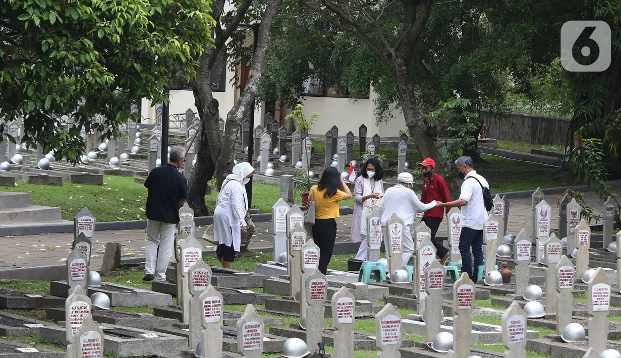 Orang-orang melakukan ziarah di Taman Makam Pahlawan (TMP) Kalibata, Jakarta, Rabu (10/11/2021). Ziarah tersebut dilakukan untuk mengingat jasa para pahlawan dan sebagai upaya memperingati Hari Pahlawan yang diperingati setiap tanggal 10 November. (Liputan6.com/Herman Zakharia)