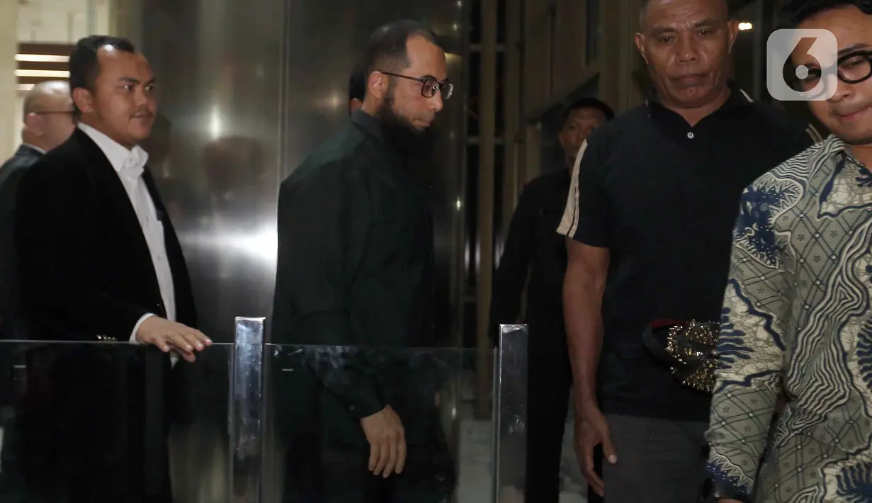 Hingga kini, penyidik KPK masih terus mendalami dugaan penyimpangan dalam pembagian 20.000 kuota haji tambahan dari pemerintah Arab Saudi yang diduga tidak dikelola sesuai aturan di Kementerian Agama. Tampak dalam foto, Direktur/Pemilik PT Zahra Oto Mandiri (Uhud Tour) yang juga pendakwah, Khalid Zeed Abdullah Basalamah (kedua kiri), usai menjalani pemeriksaan di Gedung Merah Putih Komisi Pemberantasan Korupsi (KPK), Jakarta, Kamis (23/4/2026). (Liputan6.com/Helmi Fithriansyah)