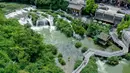 Foto dari udara memperlihatkan sejumlah wisatawan bersenang-senang di objek wisata Tianhetan, Kota Guiyang, Provinsi Guizhou, China, Selasa (9/6/2020). (Xinhua/Ou Dongqu)