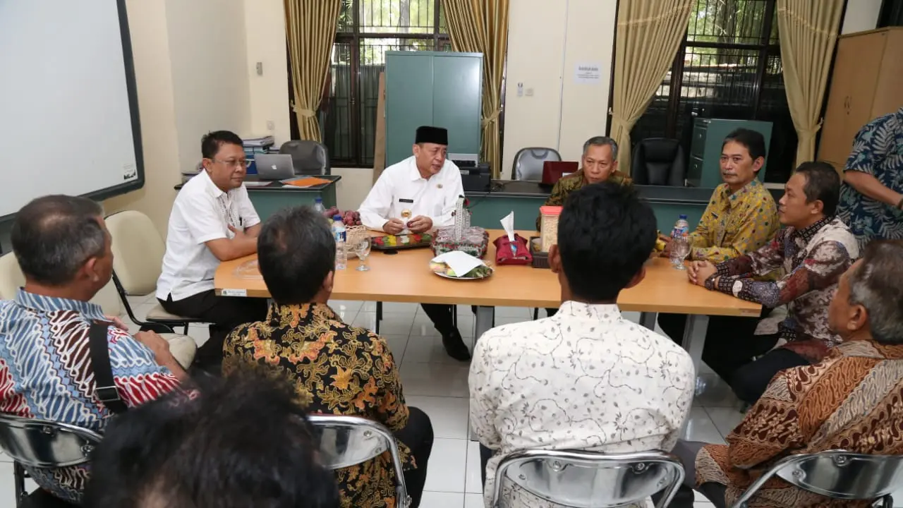 Gubernur Banten berkoordinasi dengan dinas pendidikan Tangerang Selatan (Liputan6.com/Pramita)
