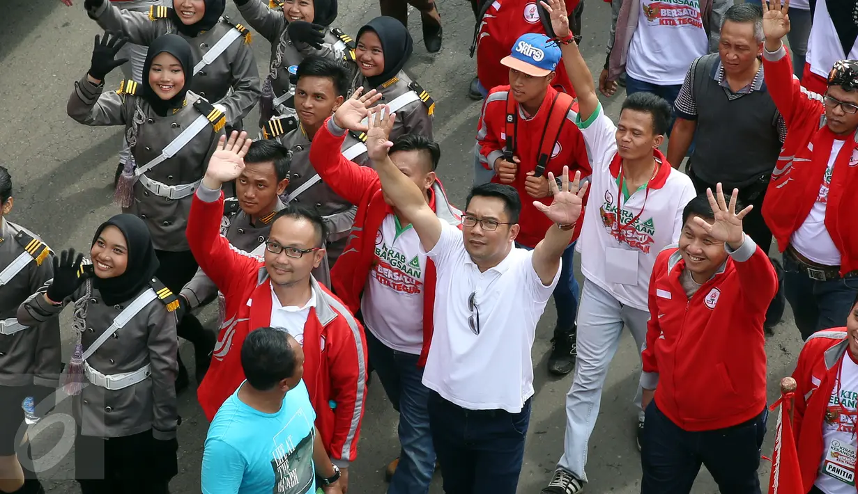 Ketua Umum Taruna Merah Putih Maruarar Sirait bersama dengan Wali Kota Bandung Ridwan Kamil dan peserta Kirab Kebangsaan saat melakukan long marc ke Halaman Desa Rancasari, Pamanukan, Subang, Jawa Barat pada Sabtu (4/3). (Liputan6.com/Johan Tallo)