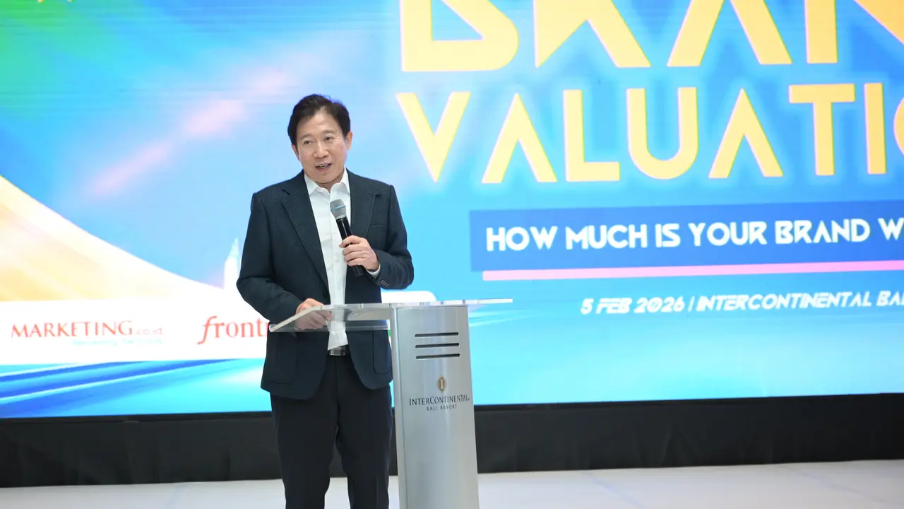 CEO Frontier sekaligus Founder Top Brand Award, Handi Irawan D, memperkenalkan Toba dan Lisa di panggung Top Brand Award 2026. Credit: Frontier