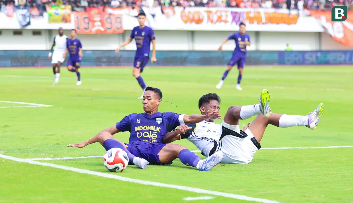 Pemain Persita Tangerang, Muhammad Toha (kiri) berebut bola dengan pemain Persija Jakarat, Aditya Warman dalam laga BRI Super League 2025/2026 di Indomilk Arena, Tangerang, Banten, Jumat (30/01/2026). (Bola.com/Muhammad Iqbal Ichsan)
