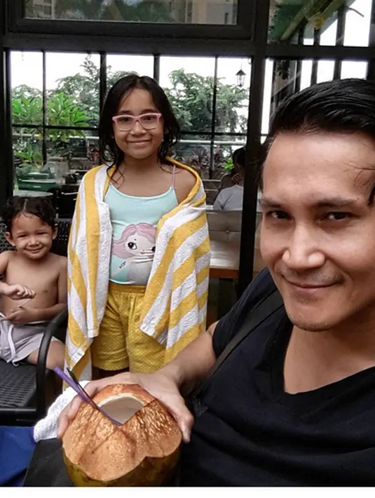 Pasangan yang menikah sejak 18 Juli 2007 itu telah dikaruniai dua orang anak, Marcelle Brinette Renee Lefrandt dan Jarvis Leopold Rezer Lefrandt. (Instagram/@marcelinolefrandt)