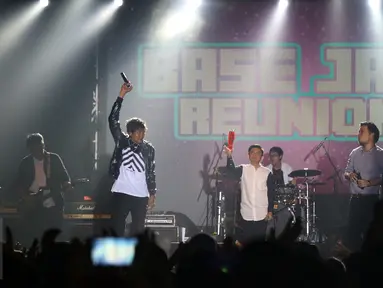Base Jam saat beraksi di The 90’s Festival: Big Reunion yang digelar di kawasan Senayan, Jakarta, Sabtu (7/11/2015). Acara tersebut menjadi ajang reuni generasi tahun 90-an. (Liputan6.com/Herman Zakharia)