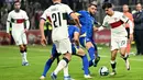 Gelandang Portugal #23 Vitinha (kanan) berebut bola dengan penyerang Bosnia-Herzegovina #19 Said Hamulic pada lanjutan Grup J Kualifikasi Euro 2024 di Stadion Bilino Polje, Selasa (17/10/2023) WIB. (Elvis BARUKCIC / AFP)